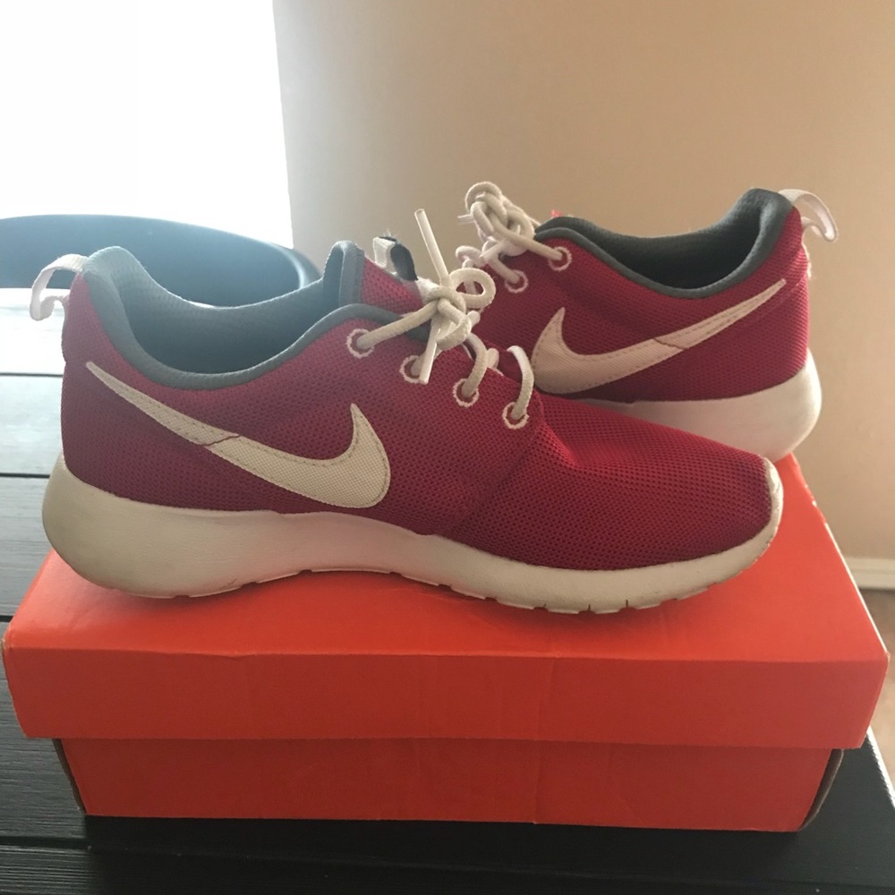 Red Nike Roshe